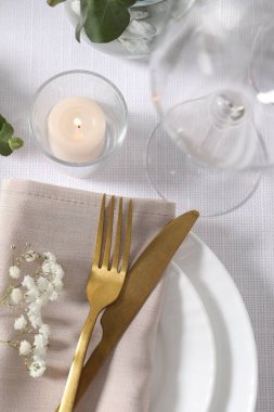 Çiçek desenli, düz yataklı güzel bir masa.