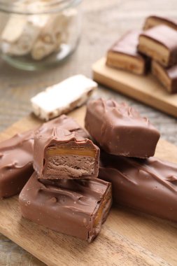 Ahşap masada fındıklı çikolatalar, yakın plan.