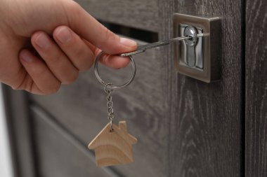 Kadın kapıyı anahtarla açıyor, yakın plan görüntüsü