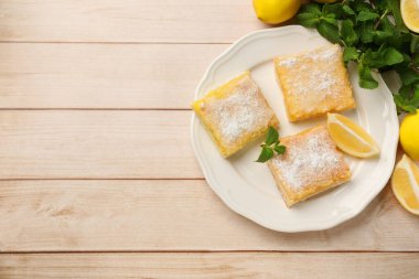 Lezzetli limonlu pudra şekeri ve nane şekerli ahşap masa, düz yatak. Metin için boşluk