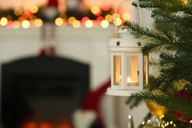 Kapalı alandaki köknar ağacında yanan mum olan Noel feneri, yakın plan. Metin için boşluk