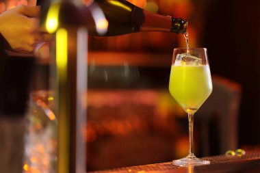 Barmen tezgahta taze alkollü kokteyl hazırlıyor, yakın plan. Metin için boşluk