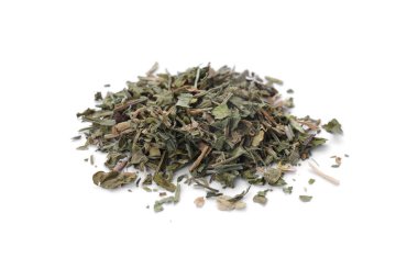 Kurutulmuş maydanoz yığını beyaza izole edilmiş.