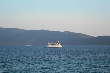Küçük feribotlu sakin deniz manzarası