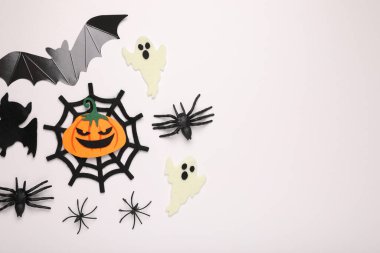 Beyaz arkaplanda Cadılar Bayramı dekorlu düz konum, metin için boşluk