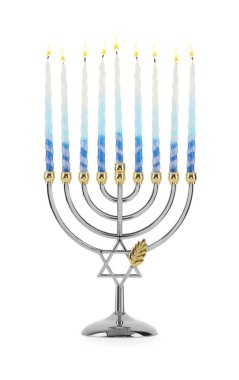 Beyaz üzerine izole edilmiş yanan mumları olan menorah. Hanuka sembolü