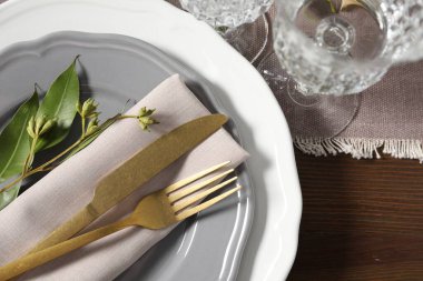 Çiçek desenli güzel masa ayarları, üst manzara.