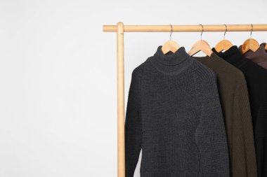 Açık arkaplanda farklı günlük kazaklar var. Metin için boşluk