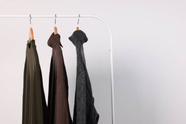 Açık arkaplanda farklı günlük kazaklar var. Metin için boşluk