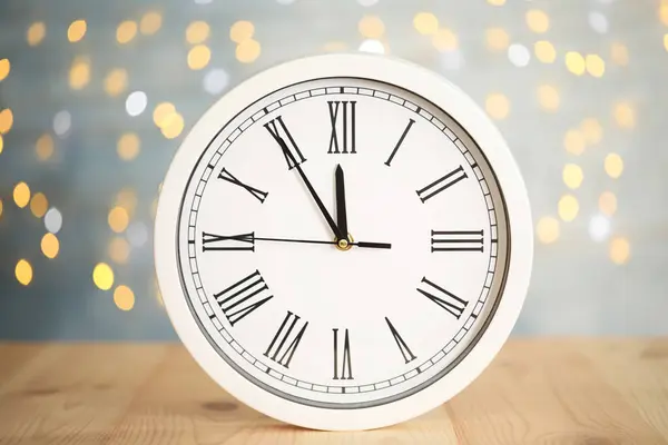 時計は ぼやけた背景で真夜中まで5分を示しています 新年カウントダウン — ストック写真