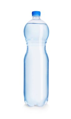 Beyaza izole edilmiş temiz su dolu bir plastik şişe.