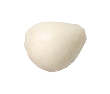 Bir top mozzarella peyniri beyaza izole edilmiş.