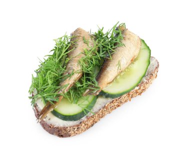 Tütsülenmiş lahanalı, salatalıklı ve dereotlu nefis bir sandviç.