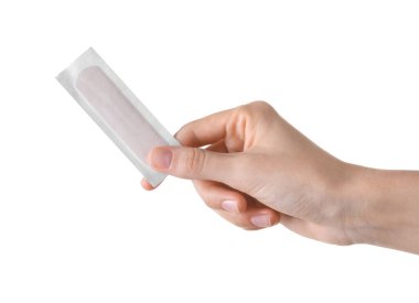 Tıbbi yapışkan bandaj tutan kadın beyaz, yakın plan.