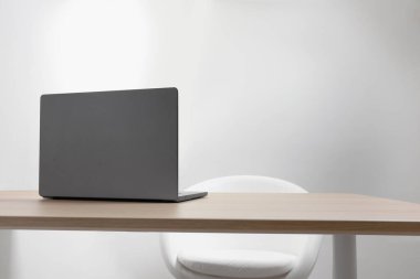 İçerideki ahşap masada modern bir dizüstü bilgisayar. Metin için boşluk