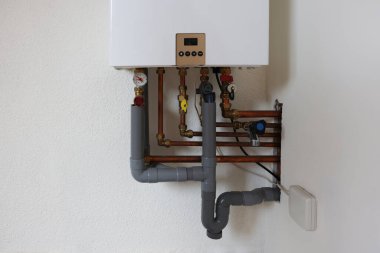 Beyaz duvardaki modern gaz kazanı.