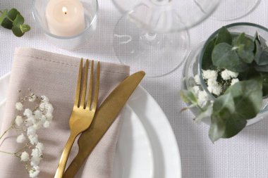 Çiçek desenli, düz yataklı güzel bir masa.