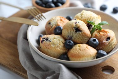 Yaban mersinli lezzetli kekler ve masada nane şekeri, yakın plan.