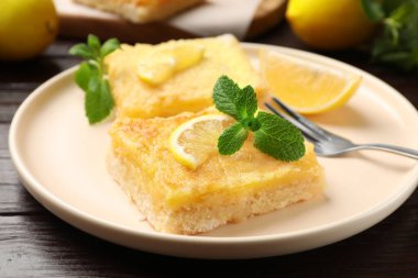 Ahşap masada servis edilen lezzetli limonlu kekler, yakın plan.