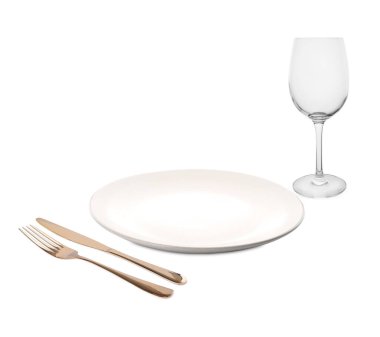 Temiz tabak, çatal bıçak takımı ve beyaz arka planda cam.