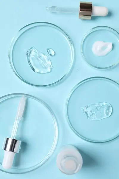 Piastre Petri Con Campioni Sieri Cosmetici Flacone Pipette Fondo Azzurro — Foto Stock