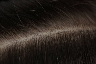 Sağlıklı koyu saçlı, makro manzaralı bir adam.