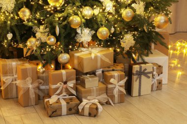 Evde birçok hediye kutusu süslenmiş Noel ağacının altında