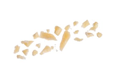 Beyaz arka planda lezzetli parmesan peyniri parçaları.