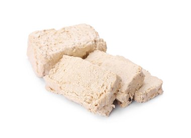 Lezzetli halva parçaları beyaza izole edilmiş.
