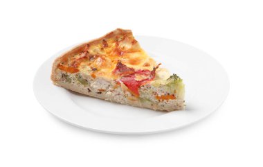 Lezzetli kiş, beyaz üzerine izole edilmiş tavuk, peynir ve sebze.