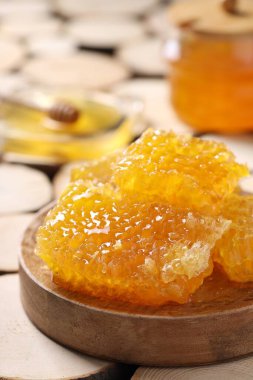 Dokuma masasında bal bulunan doğal bal petekleri, yakın plan. Metin için boşluk