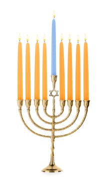 Beyaz üzerine izole edilmiş yanan mumları olan menorah. Hanuka sembolü