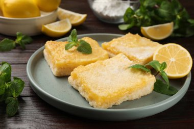 Ahşap masada servis edilen lezzetli limonlu kekler, yakın plan.