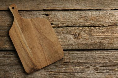 Eski ahşap masada yeni bir tahta, üst manzara. Metin için boşluk