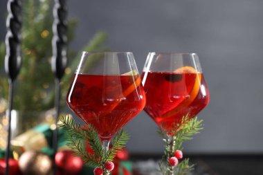 Bulanık arkaplanda gözlüklü Noel Sangria kokteyli, yakın plan.