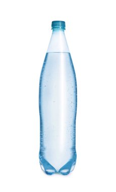 Beyaza izole edilmiş soda dolu plastik bir şişe.