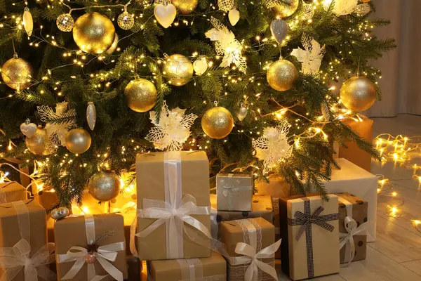 Muitas Caixas Presente Sob Árvore Natal Decorada Casa — Fotografia de Stock