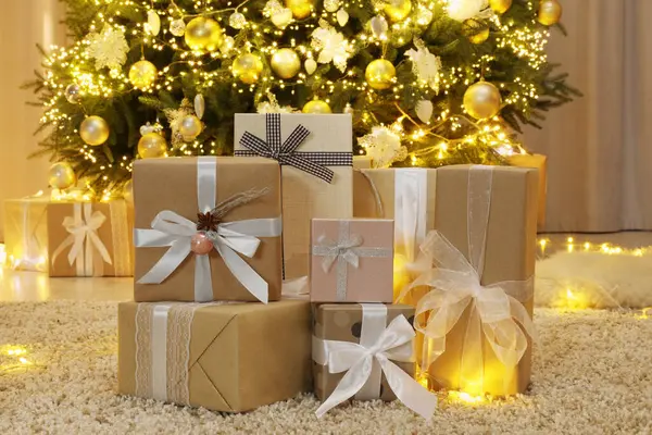 Muitas Caixas Presente Perto Árvore Natal Decorada Casa — Fotografia de Stock