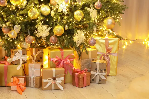 Muitas Caixas Presente Sob Árvore Natal Decorada Casa — Fotografia de Stock