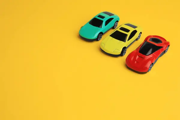 Verschiedene Helle Autos Auf Gelbem Hintergrund Platz Für Text Kinderspielzeug — Stockfoto