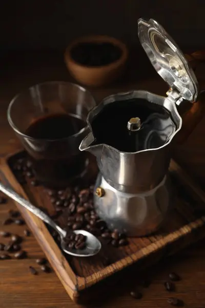 Gebrouwde Koffie Moka Pot Bonen Houten Tafel — Stockfoto
