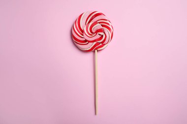 Pembe arka planda renkli lolipop kıvrımlı, üst görünümde kalın