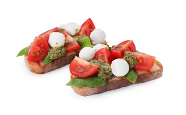 Peynirli, domatesli, fesleğenli ve pesto soslu lezzetli Caprese sandviçleri.