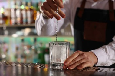 Barmen barda taze alkollü kokteyl hazırlıyor.