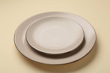 Bej arka planda güzel seramik plakalar, yakın plan.