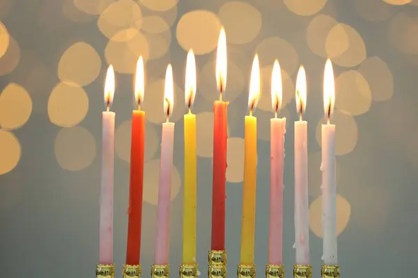 Celebração Hanukkah Menorah Com Velas Acesas Contra Luzes Embaçadas — Fotografia de Stock