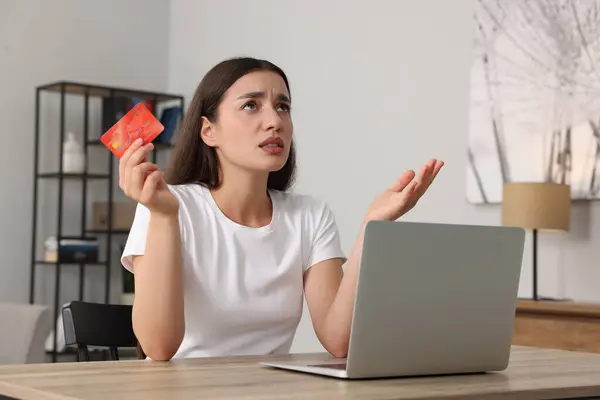 Zdezorientowana Kobieta Kartą Kredytową Laptopem Przy Stole Domu Uważaj Oszustwo — Zdjęcie stockowe