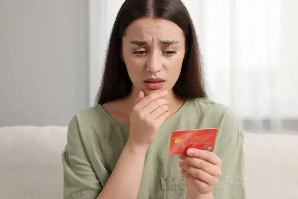 Zdezorientowana Kobieta Kartą Kredytową Domu Uważaj Oszustwo — Zdjęcie stockowe