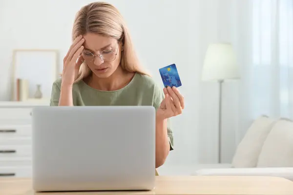 Mujer Estresada Con Tarjeta Crédito Utilizando Ordenador Portátil Casa Espacio —  Fotos de Stock
