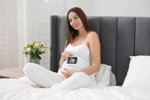 Έγκυος Γυναίκα Υπερηχογράφημα Εικόνα Του Μωρού Στο Κρεβάτι Εσωτερικούς Χώρους — Φωτογραφία Αρχείου